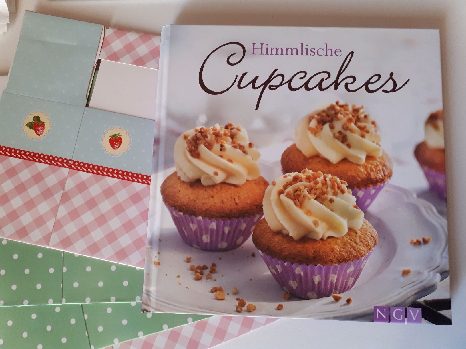 Libri: Himmlische Cupcakes mit 4 Cupcakeschachteln – Usato da Dietikon venduto da Buchantiqdietikon