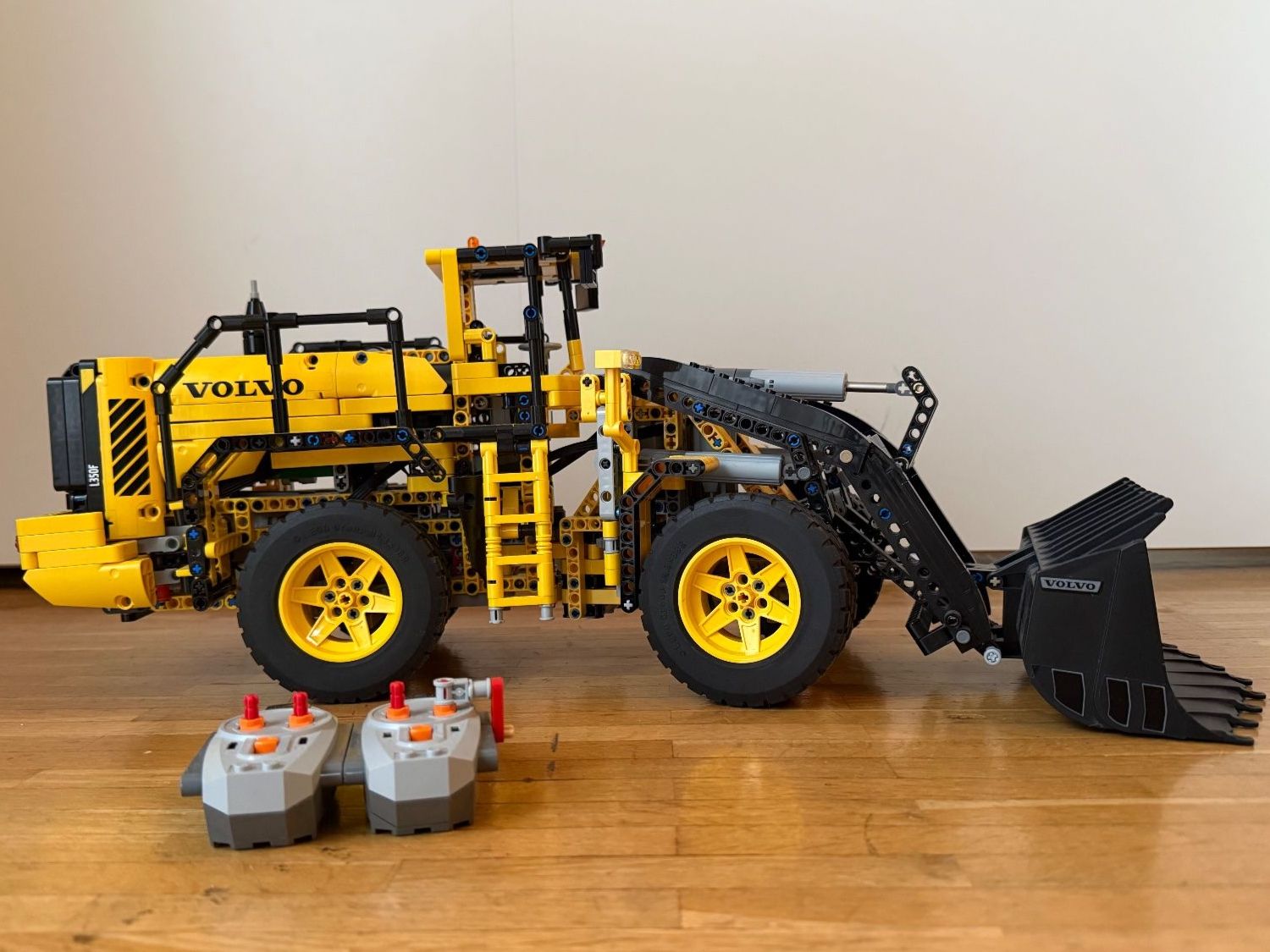 Lego Spielzeuge: Lego Technic 42030 Volvo Radlader – Gebraucht aus Zug von marcosonlineshop
