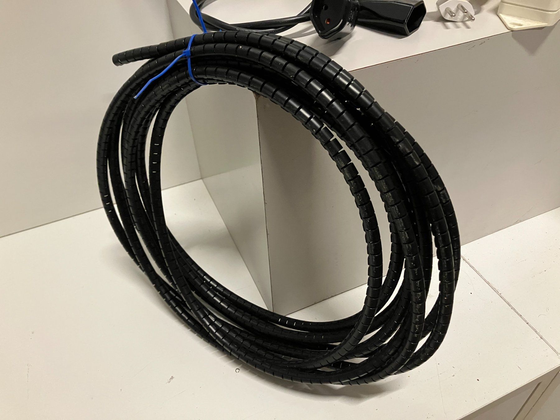 Cavi: Post. div. Elektromaterial und Zubehör ab 1.- – Usato da Lichtensteig venduto da Buy24International 2