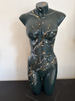 Moderne Frauenskulptur in Dunkelgrün mit Goldakzenten