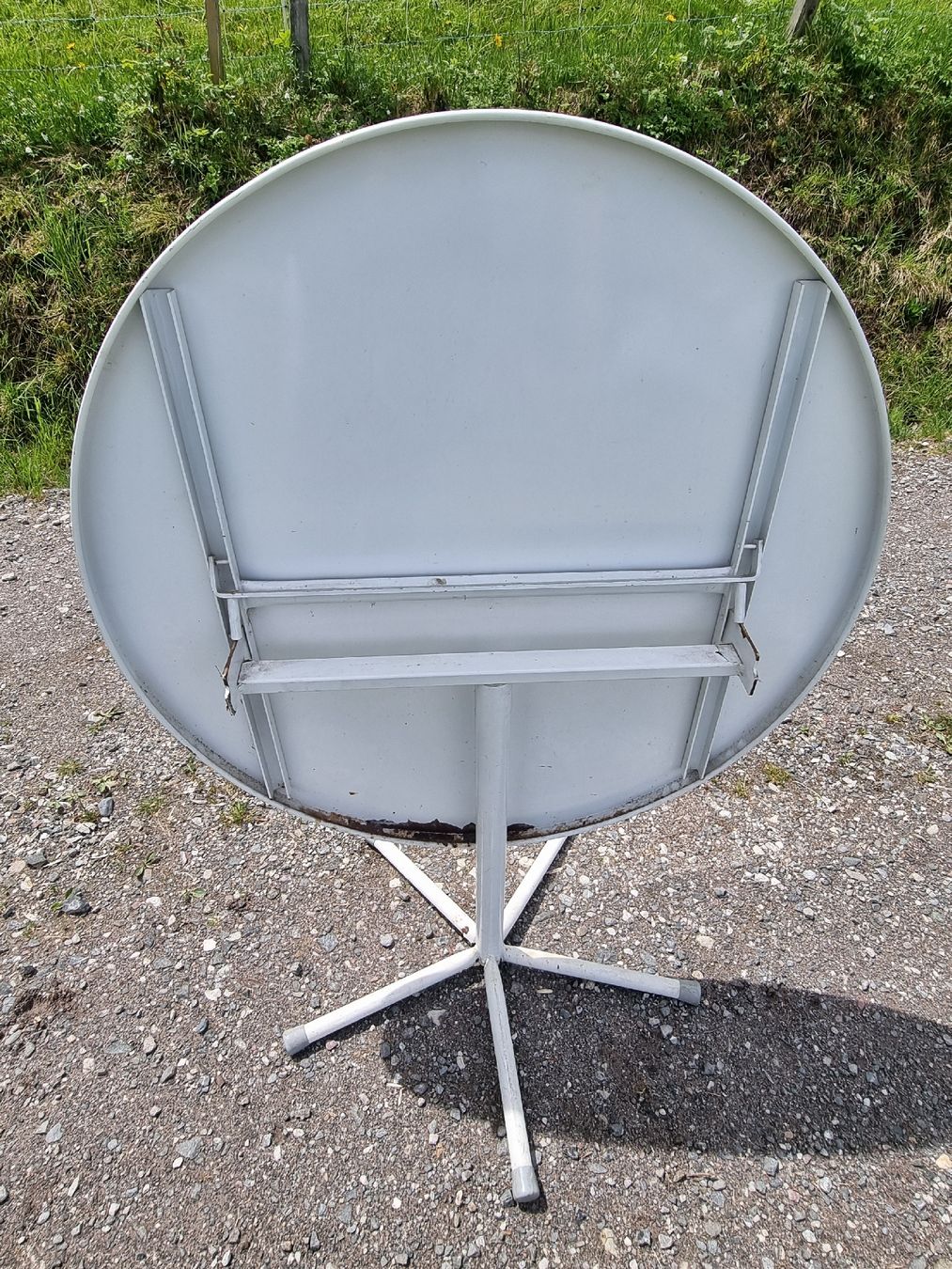 Tavoli: Weisser Gartentisch, Ø 90cm, für Balkon oder Terrasse. – Usato da Berschis venduto da treedosha01 5