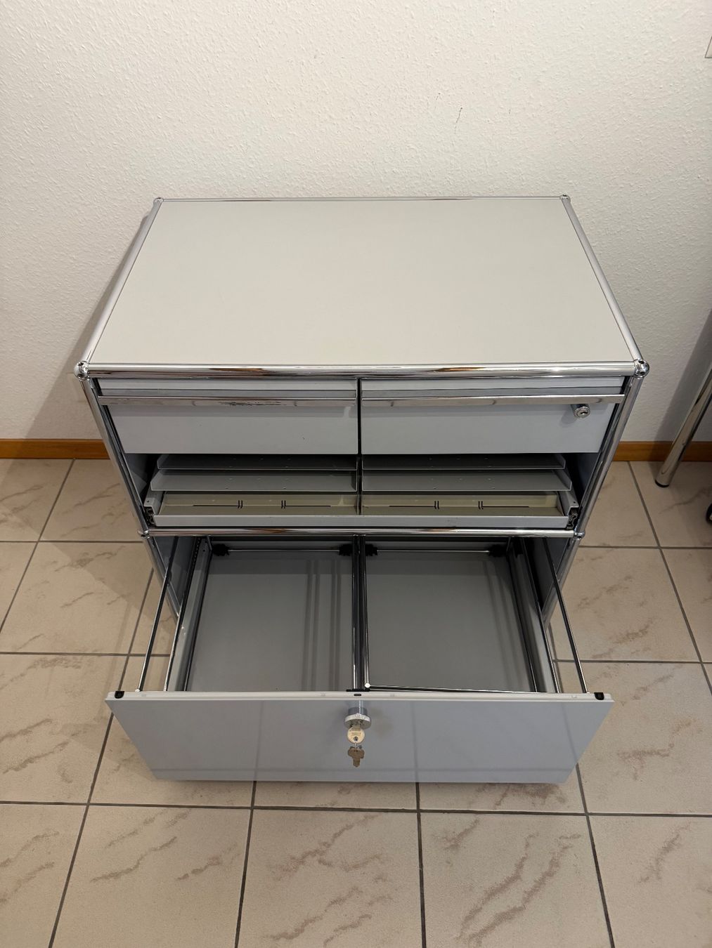 USM Cassettiere: USM Beistellmöbel Container 75x50cm lichtgrau – Usato da Appenzell venduto da Bornmed 1