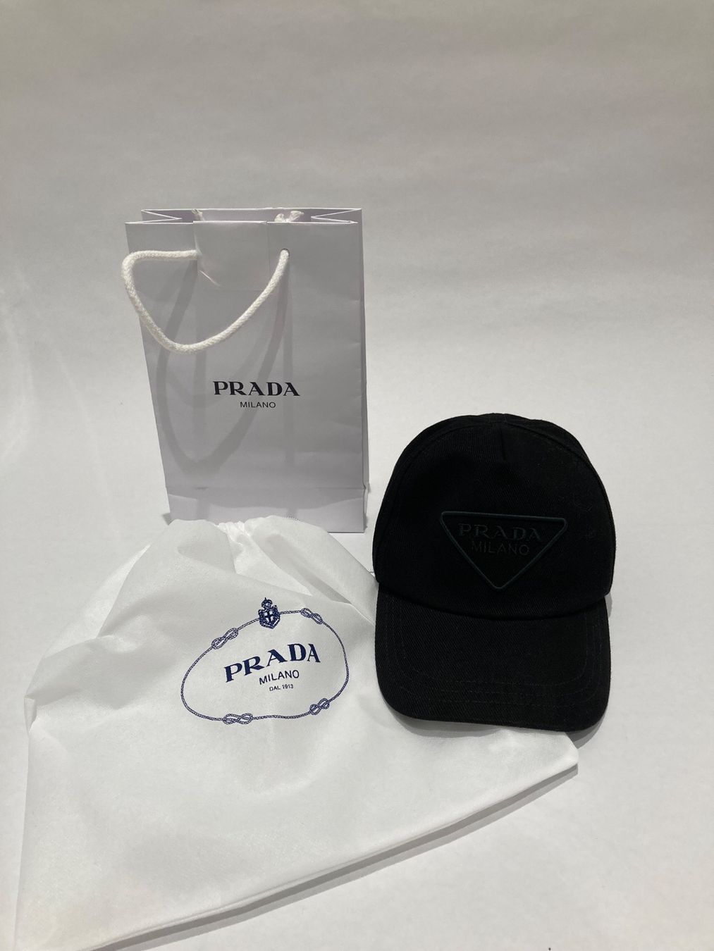 Prada Copricapi, berretti & cappellini: Prada hut 57 – Usato da Paradiso venduto da Kayakara 3