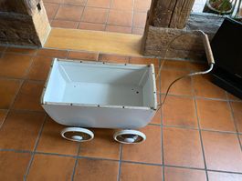 dekorativer antiker Holzpuppenwagen