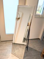 Standspiegel mit silbrigem Rahmen