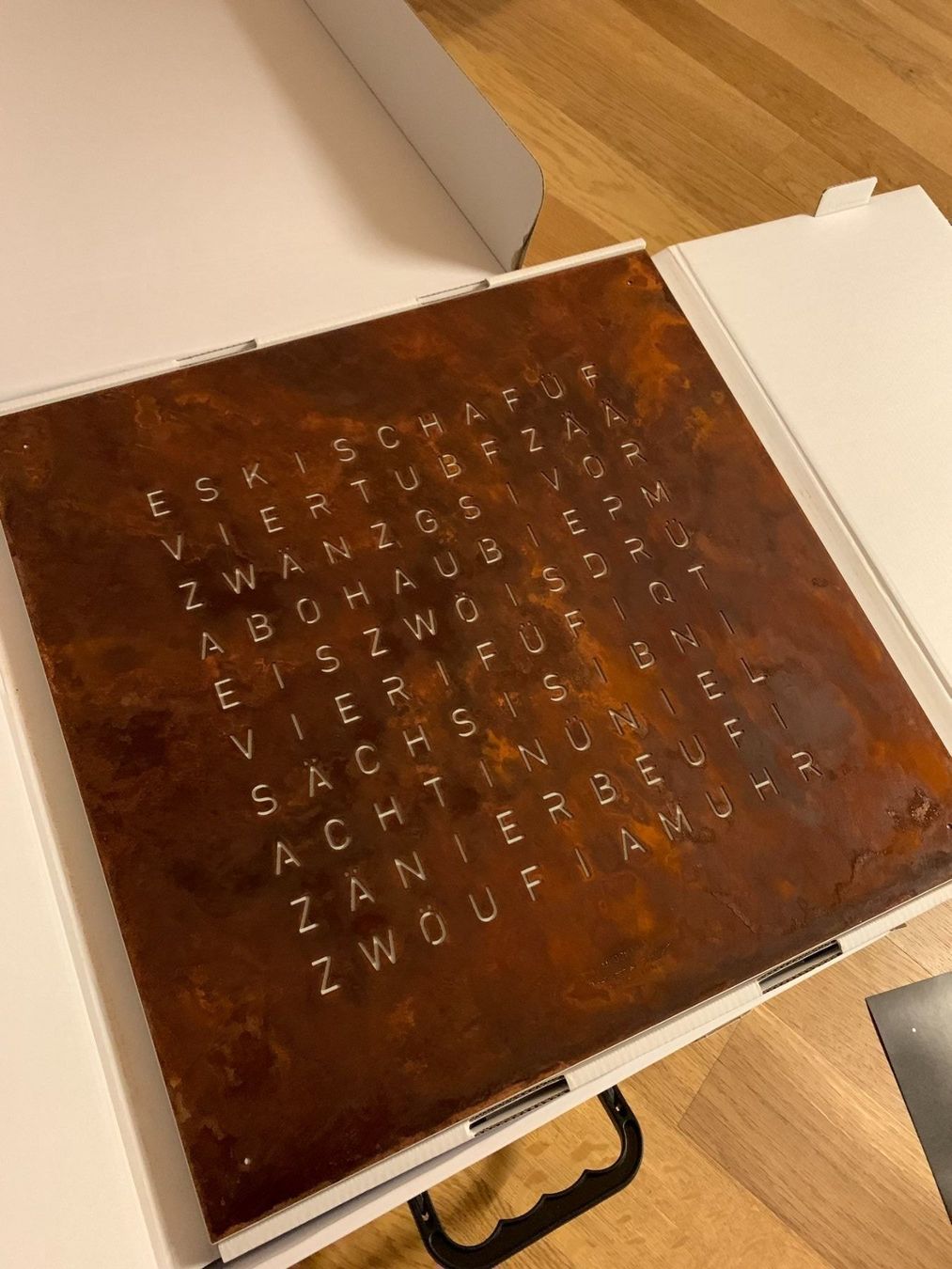 Qlocktwo Uhren: Qlocktwo classic Rust 45x45cm CH-Deutsch – Neu und originalverpackt aus Rain von Stouni180