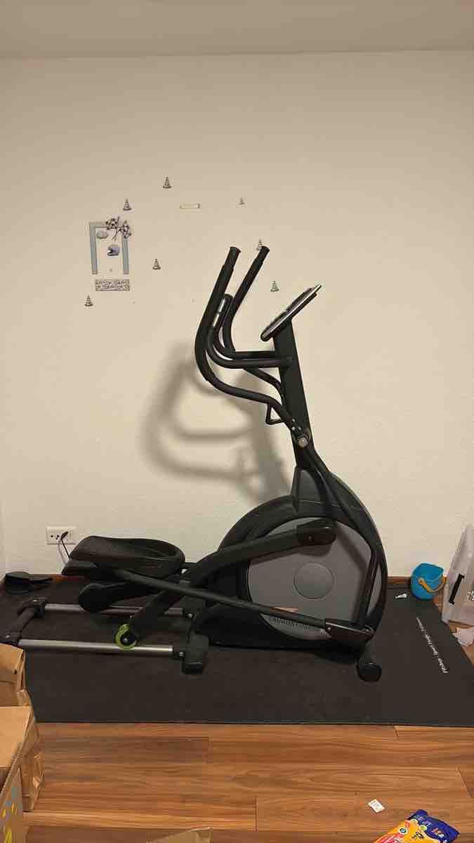Hometrainer: Cross Trainer Hometrainer Black Acceptable Condition – Gebraucht aus Embrach von lei_5xzc