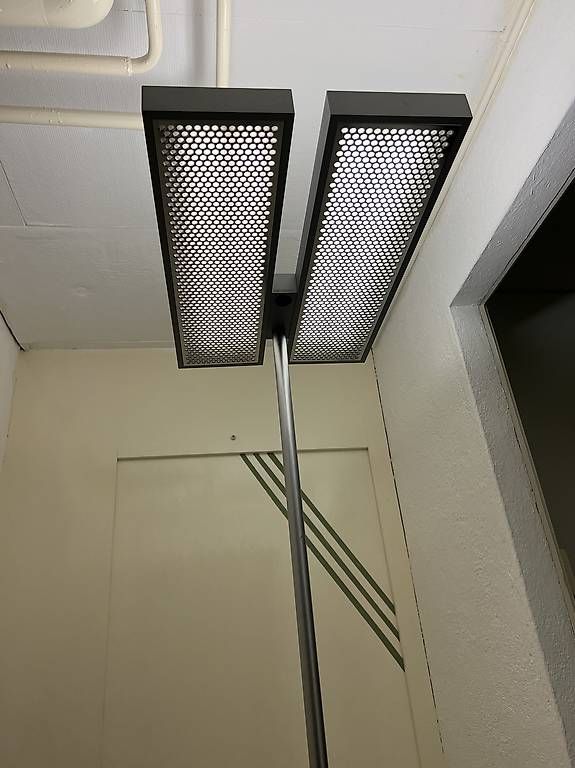 Regent Lampade: Regent Büro-Stehleuchte mit Bewegungssensor – Usato da Dietikon venduto da DStella66 2