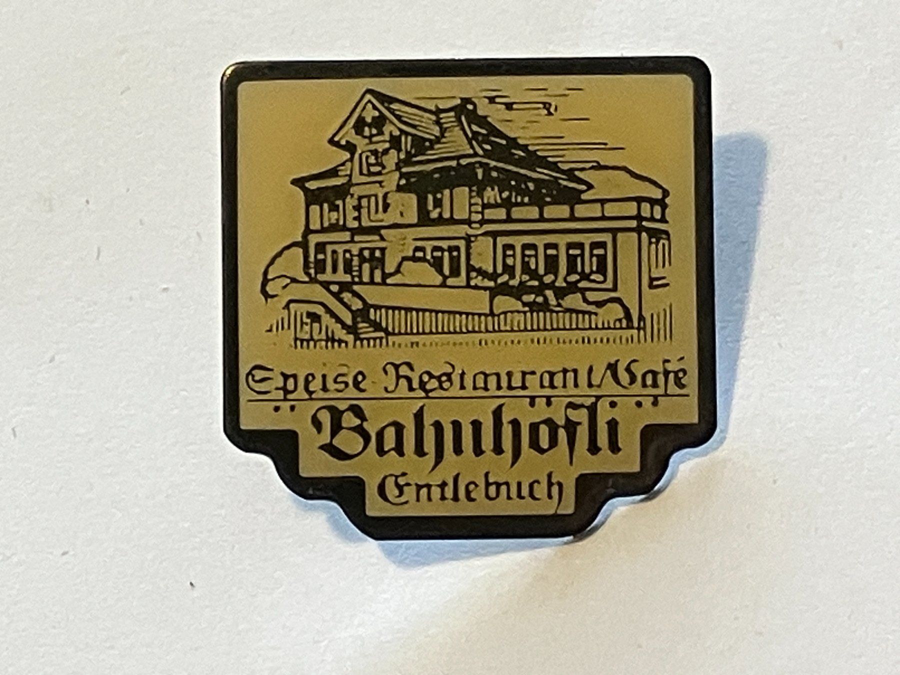 Plaketten & Abzeichen: 1 Pin Speise Restaurant Cafe Bahnhöfli Entlebuch – Gebraucht aus Basel von djwwpp