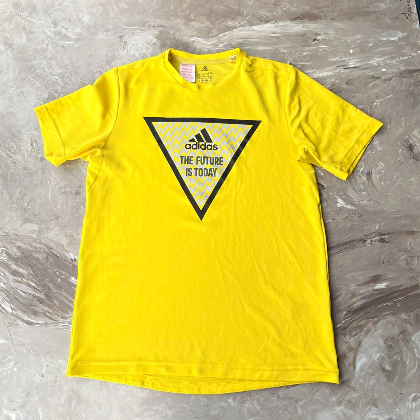 Adidas Chemises, T-shirts & Polos: T-shirt Adidas "The Future Is Today" – D'occasion à Thônex par Suisse.Shopping 4