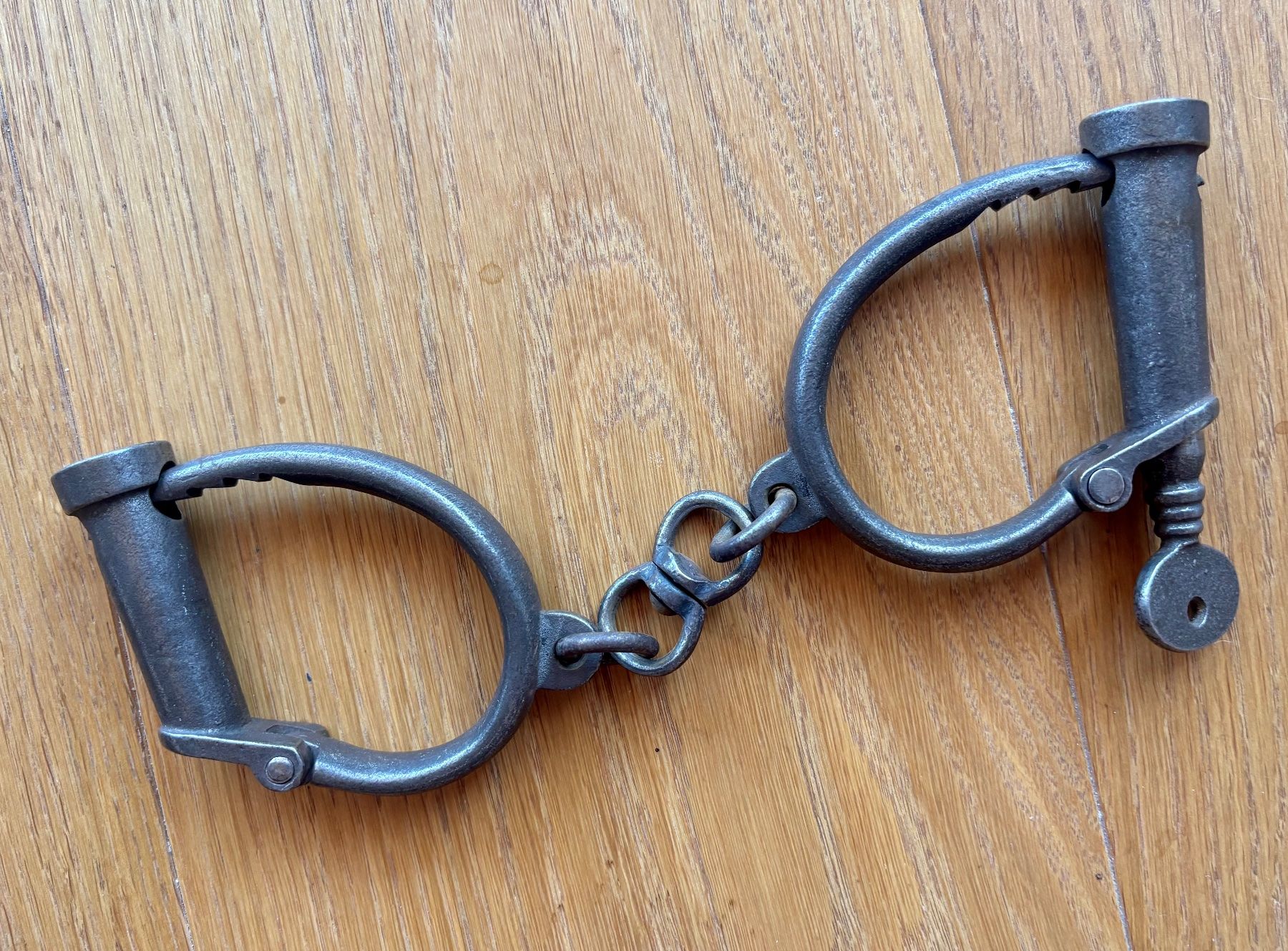 Sonstiges für Firmenanlässe & Parties: Originale antike geschmiedete Handschellen, Handfesseln – Gebraucht aus Lüchingen von Eeizo 3