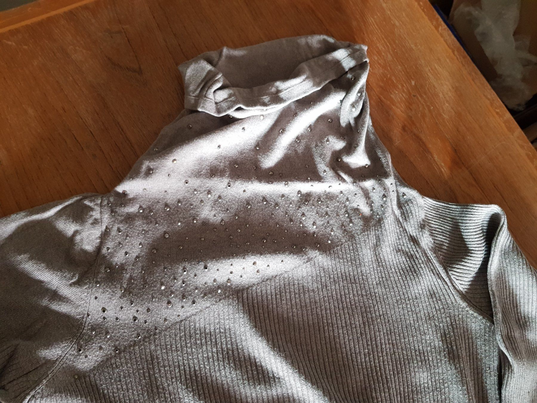 Maglioni & Felpe: Pullover mit aufgenähten Steinen ca. Grösse 38 – Usato da Walterswil BE venduto da Lonitti 3