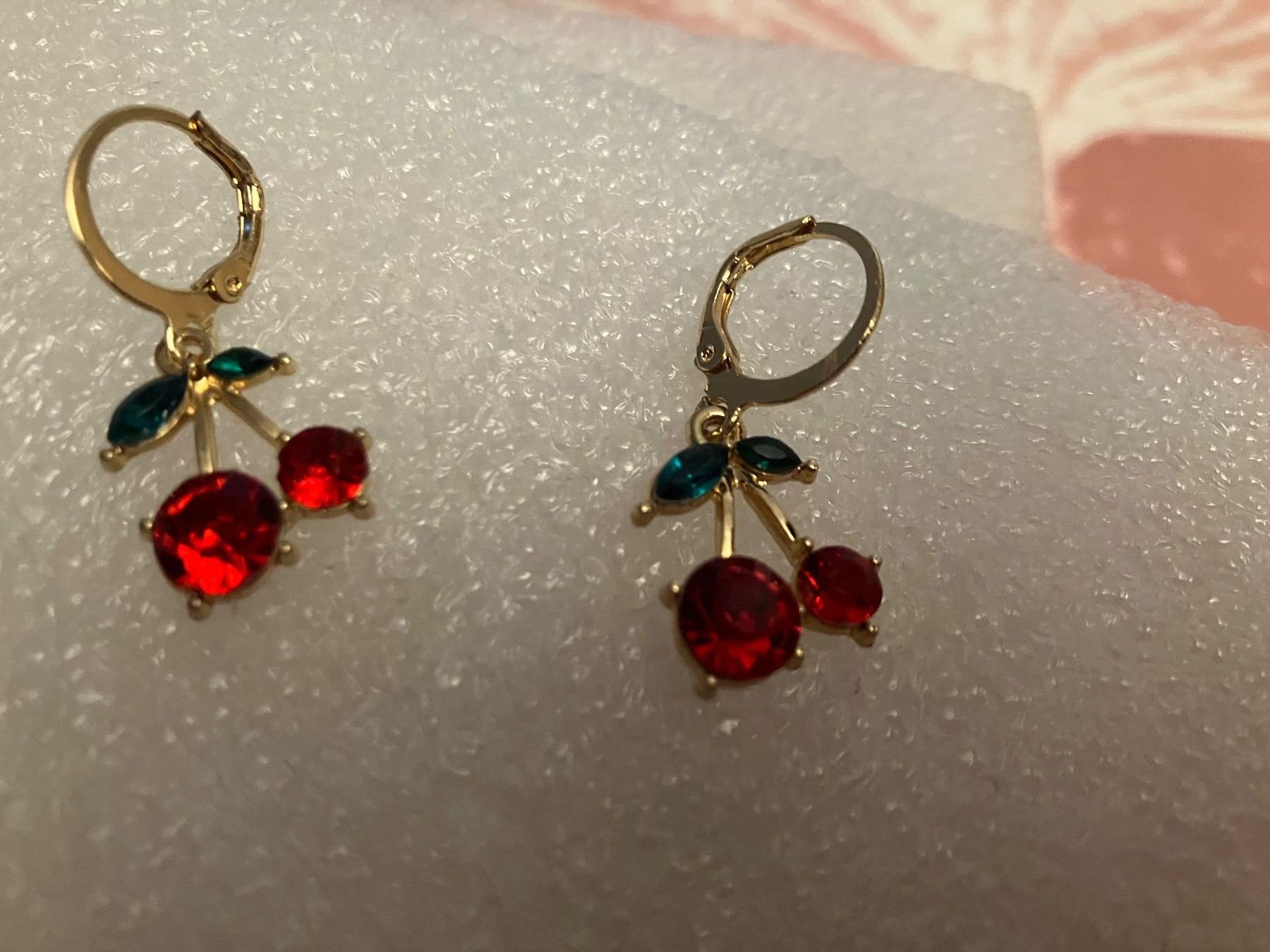 Boucles d'oreille: hübsche goldfarbene Ohrhänger "Kirsche mit Blatt", neu – Neuf (Voir description) à Affoltern am Albis par Dlotti 2