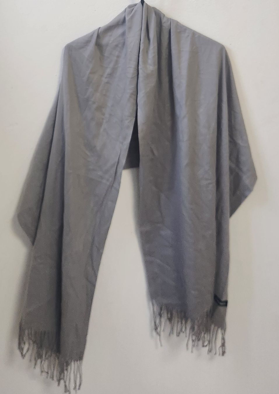 Foulard & Sciarpe: Écharpe en cachemire gris avec franges, 176x67cm – Usato da Niedergösgen venduto da Eva2410 1