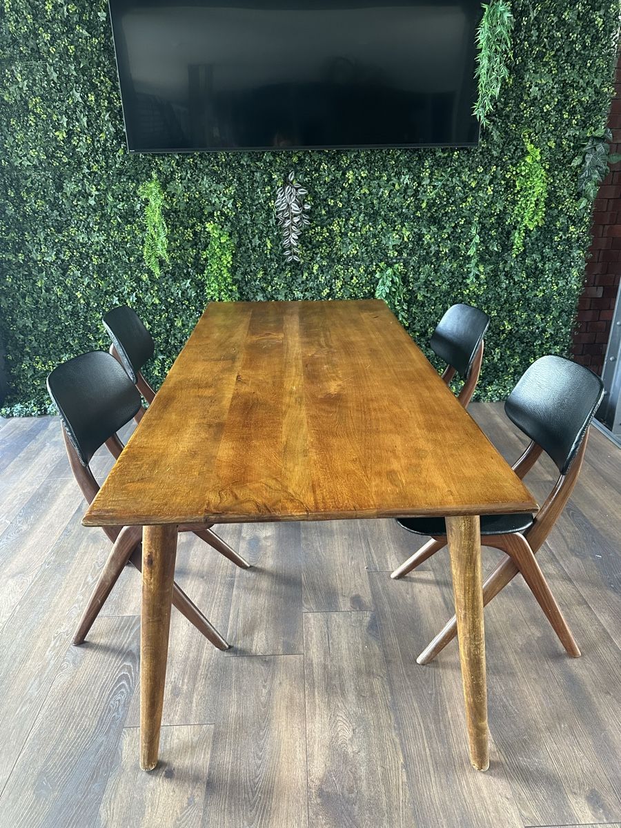 Set di tavolo e panche: Toller Esstisch aus Holz mit 4 Stühlen – Usato da Altendorf venduto da s.smjlv