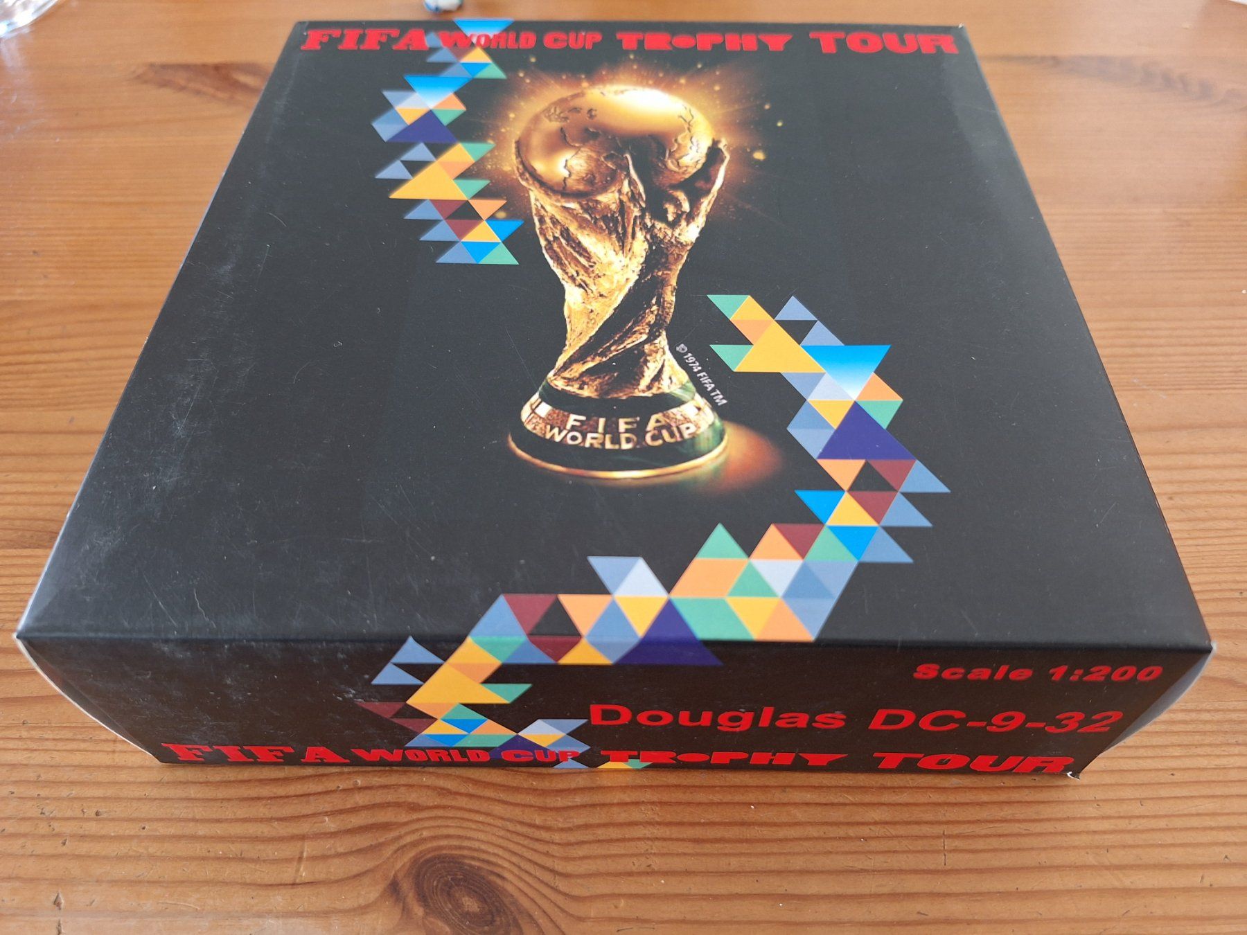 McDonnell Douglas Kit di modellismo & Modellini statici: Fifa World Cup Trophy Tour Douglas DC-9-32 1:200 – Usato da Sargans venduto da nicsam1815