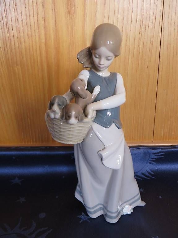 Lladro Statuette: Lladro Daisa Figur,Mädchen mit 3 Welpen – Usato da Langrickenbach venduto da zwiebel03 1
