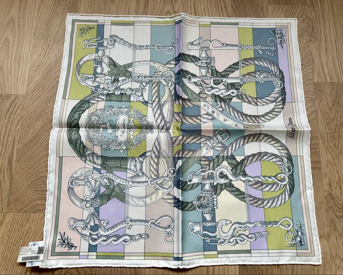 Hermès Foulards, Tücher & Schals: NEW Hermes gavroche silk 100% 42x43cm – Neu und originalverpackt aus Chavannes-de-bogis von nas_7xbg