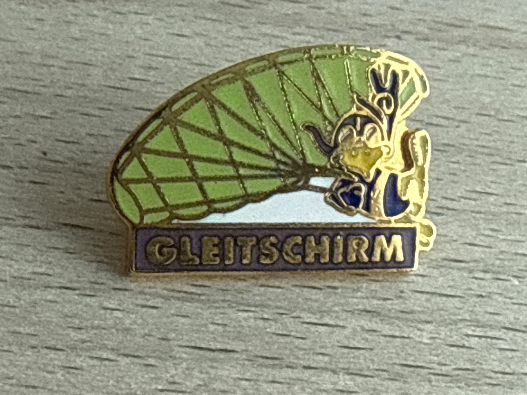 Plaketten & Abzeichen: Pin Gleitschirm – Gebraucht aus Glattbrugg von Schweigmatt