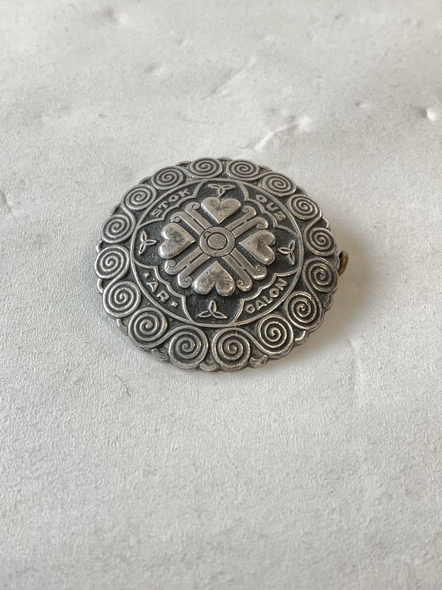Broschen & Nadeln: Ancienne broche, argenté P.Peron Kelt – Gebraucht aus Malleray von Robot12