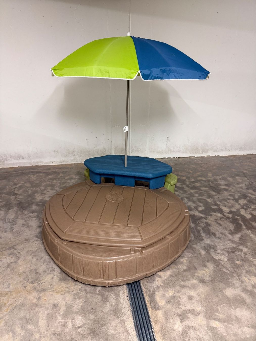 Bacs à sable: STEP 2 Sandkasten Picknicktisch Sonnenschirm – D'occasion à Horgen par Auction-Kings