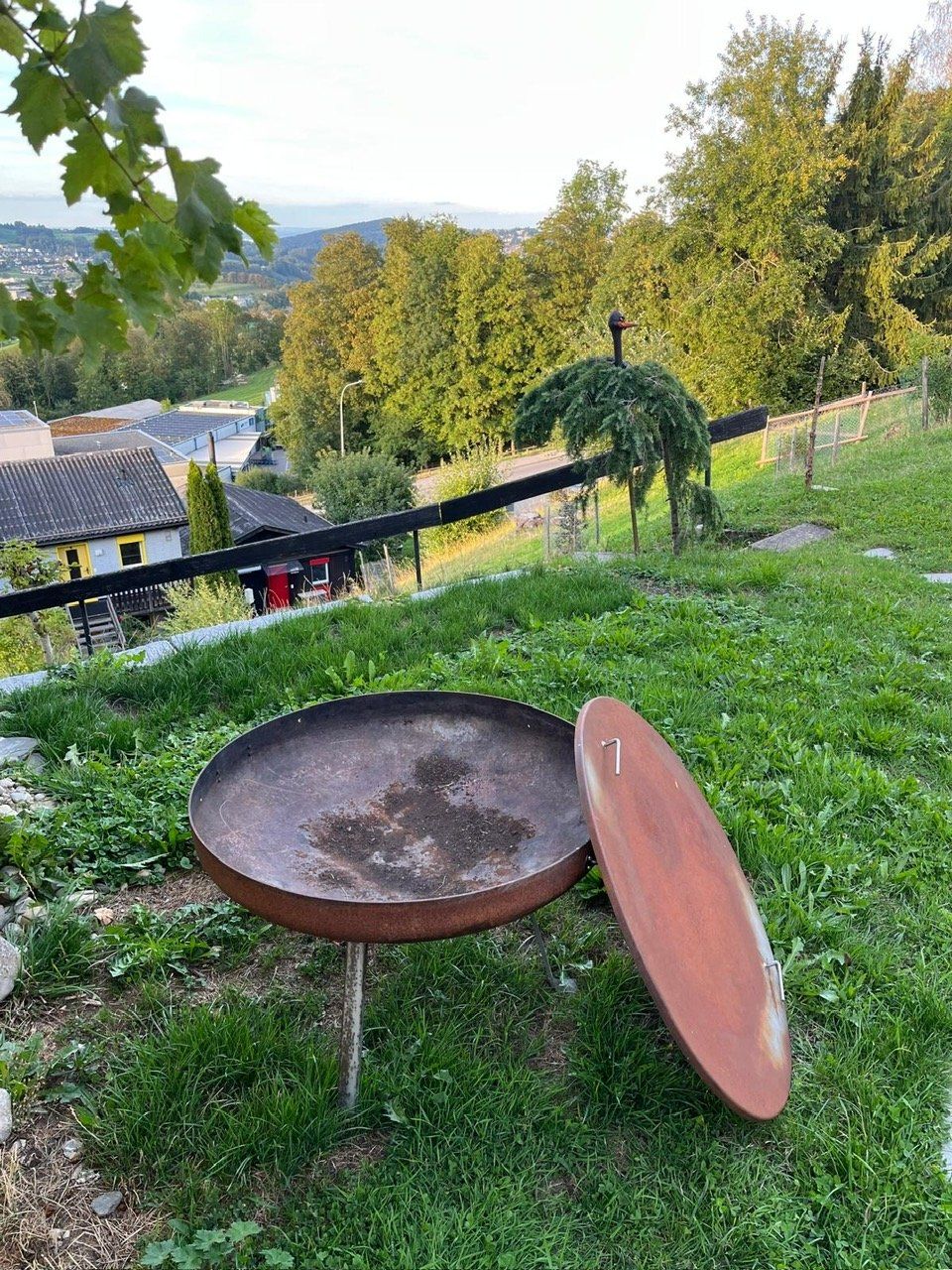 Cheminée d'extérieur: Robuste Feuerschale mit Deckel – D'occasion à Herisau par Shamu01 4