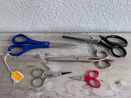 Lot de ciseaux, cutters, règles et pistolets à colle