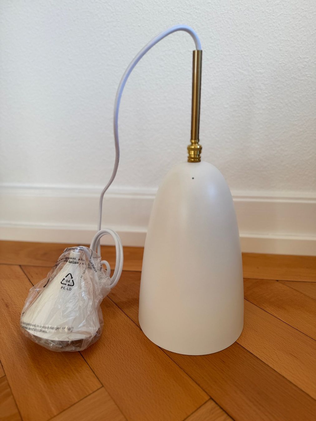 Lampen: Gräshoppa Pendelleuchte Weiss – Neu und originalverpackt aus Zürich von kas_rr5f 2