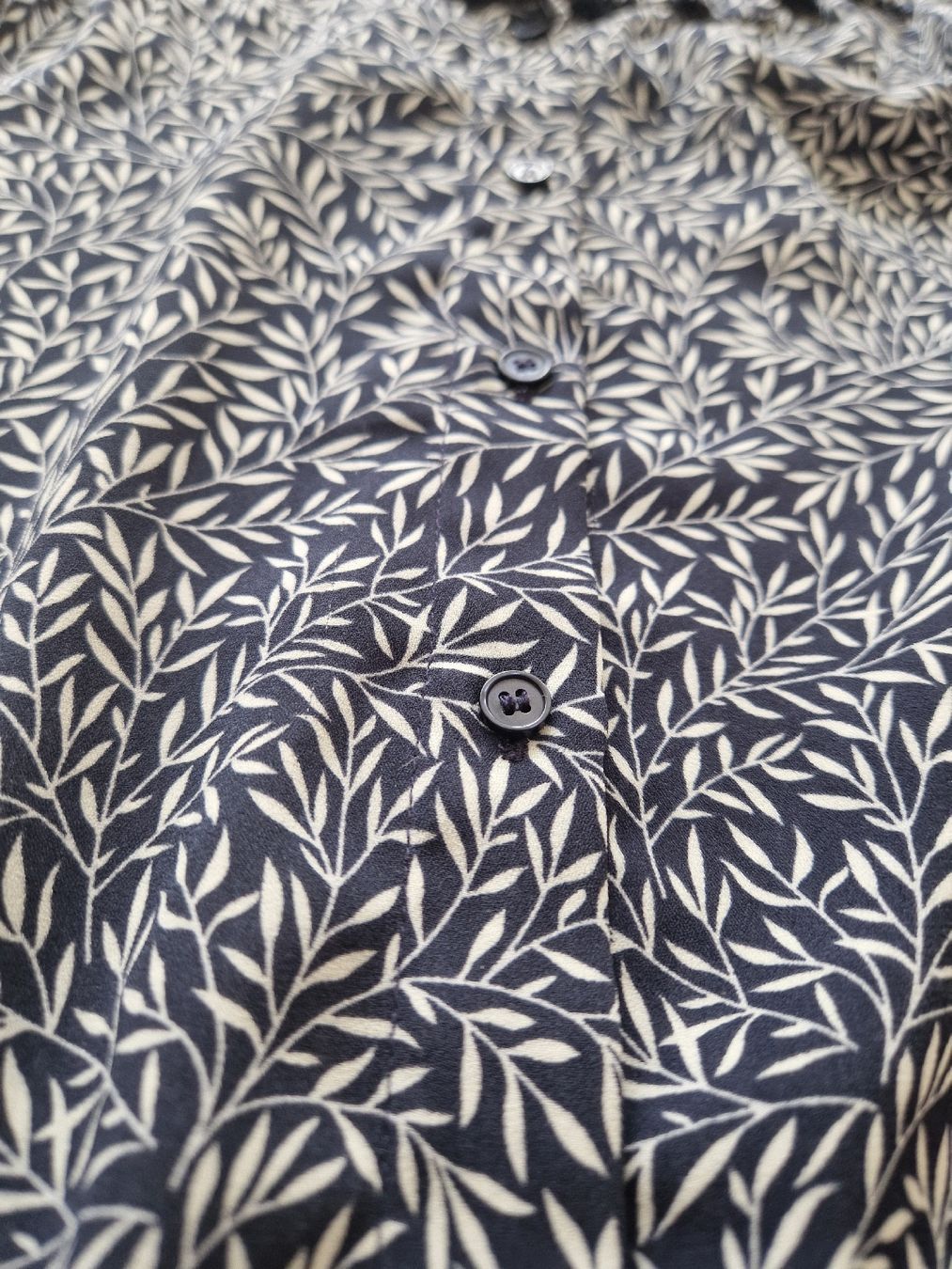Camicette: H&M Bluse, Gr. 36, Dunkelblau mit Blätter Muster – Usato da Meiringen venduto da child.of.god 1