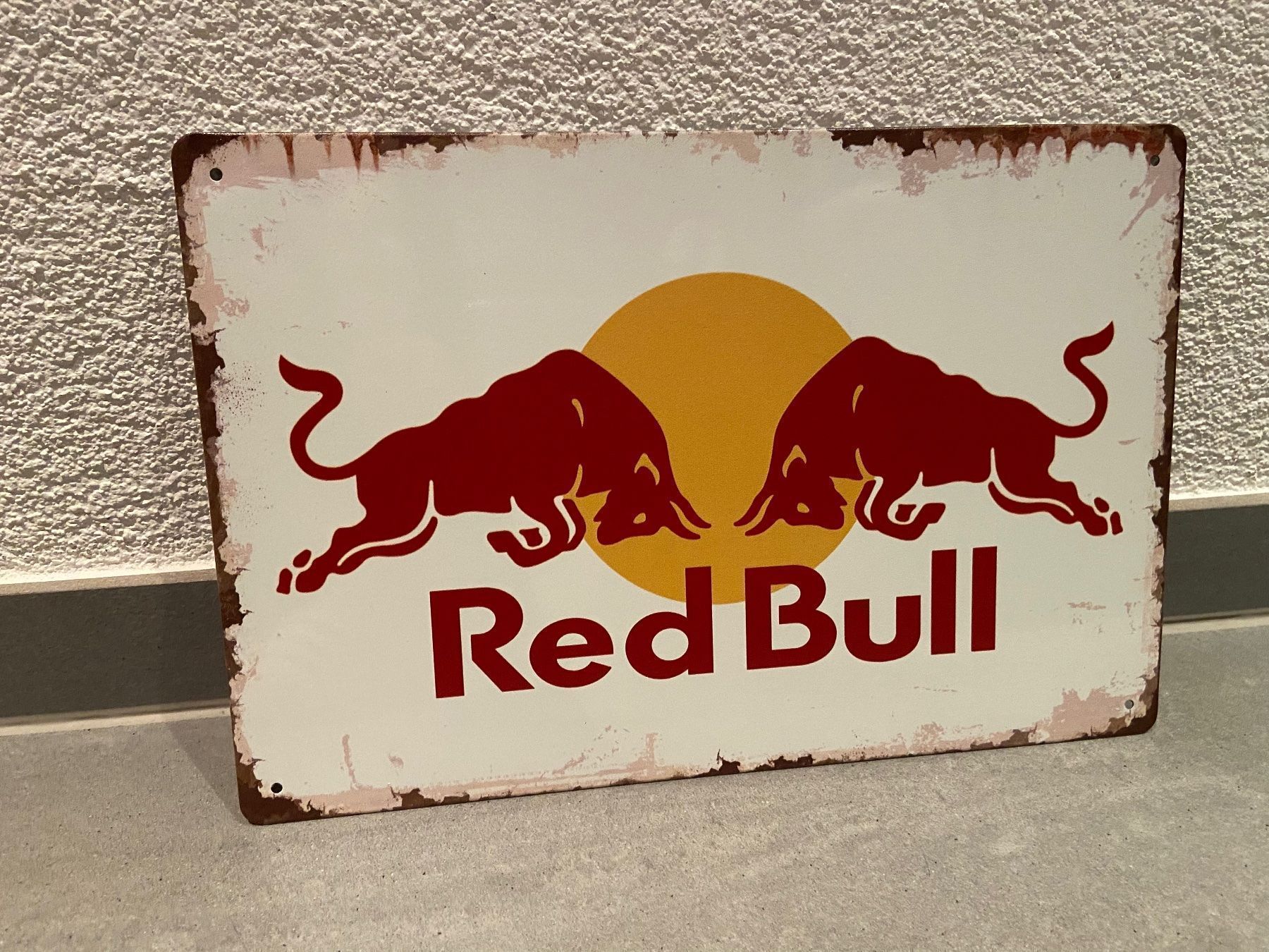 Insegne: METALL BLECHSCHILD RED BULL  / DER RENNER / 1 STÜCK – Nuovo e nell'imballaggio originale da Seon venduto da Aaargauer01 3