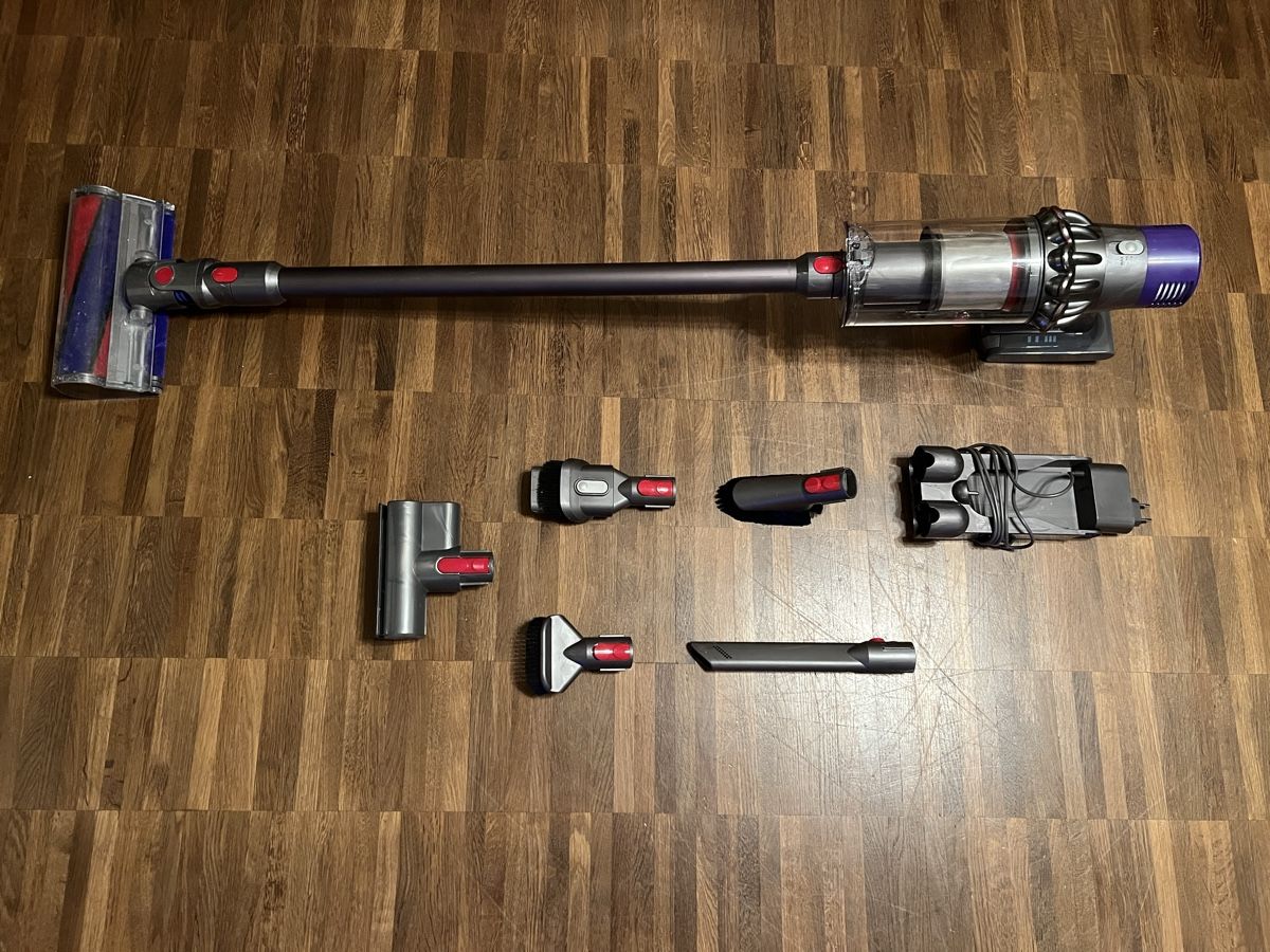 Dyson Aspirapolveri & Accessori: Dyson V10 Absolute mit Zubehör- neue Filter!! – Usato da Heerbrugg venduto da fdi_7ngx 1