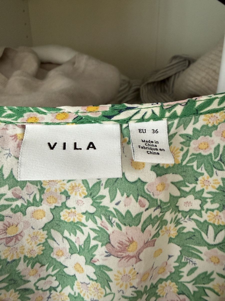 Vila Robes: Robe VILA fleurie verte, taille 36 – D'occasion à Yvonand par tan_lgx9 2