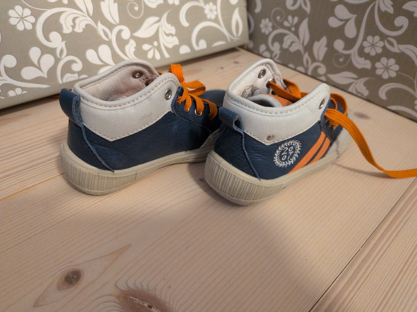 Chaussures garçon: Turnschuhe Gr. 23 – D'occasion à Oberhelfenschwil par Tattar 3