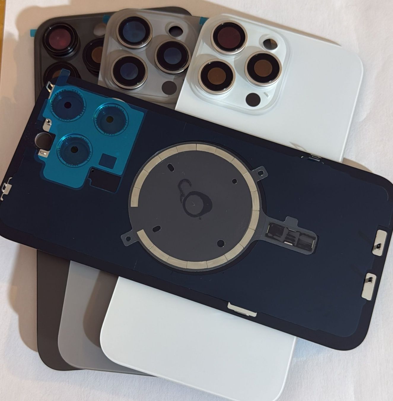 Apple Cover & Protezioni schermo: Coque arrière Iphone 15 pro max. – Nuovo e nell'imballaggio originale da Leukerbad venduto da mig_8bbp 1