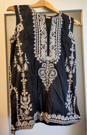 Schwarzes Top mit weisser Stickarbeit von Sapphire, Gr. S