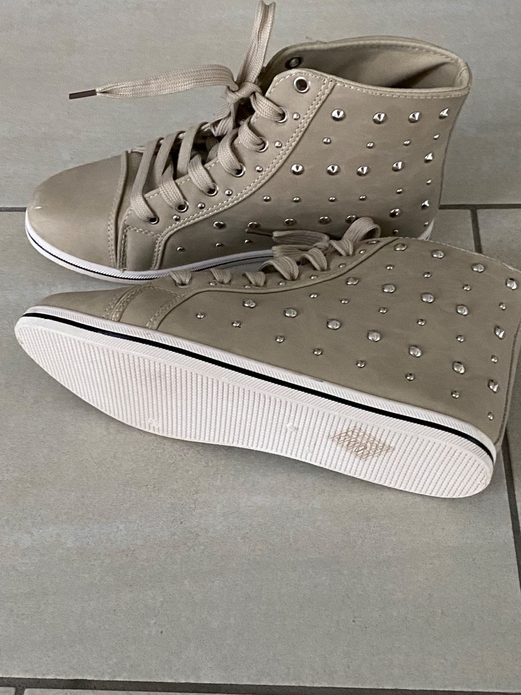 Scarpe da donna: Halbhoher Schuh mit silbernen Nieten – Nuovo (secondo la descrizione) da Affoltern am Albis venduto da may_9gdz 1