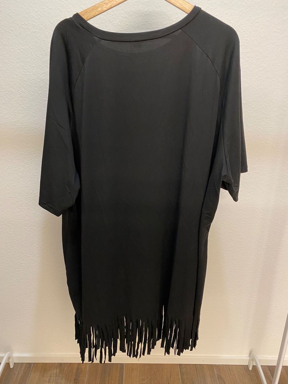 Shein Kleider: Kleid mit Fransen schwarz 5XL / Gr. 50 – Gebraucht aus Pratteln von a23_j2gs 2