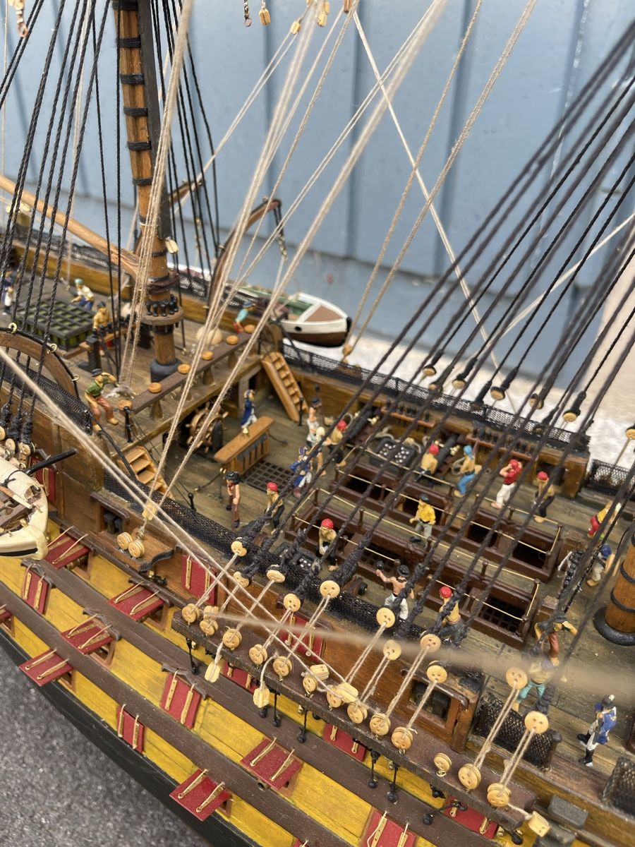 Kit di modellismo & Modellini statici: Schiffsmodell HMS Victory Schnittmodell mit Vitrine – Usato da Basel venduto da torthum 7