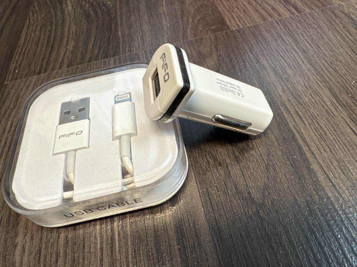 Apple Chargements: FIFO Auto Ladegerät mit Kabel iPhone/iPad weiss – Neuf avec emballage d'origine à Ehrendingen par Sansav 1