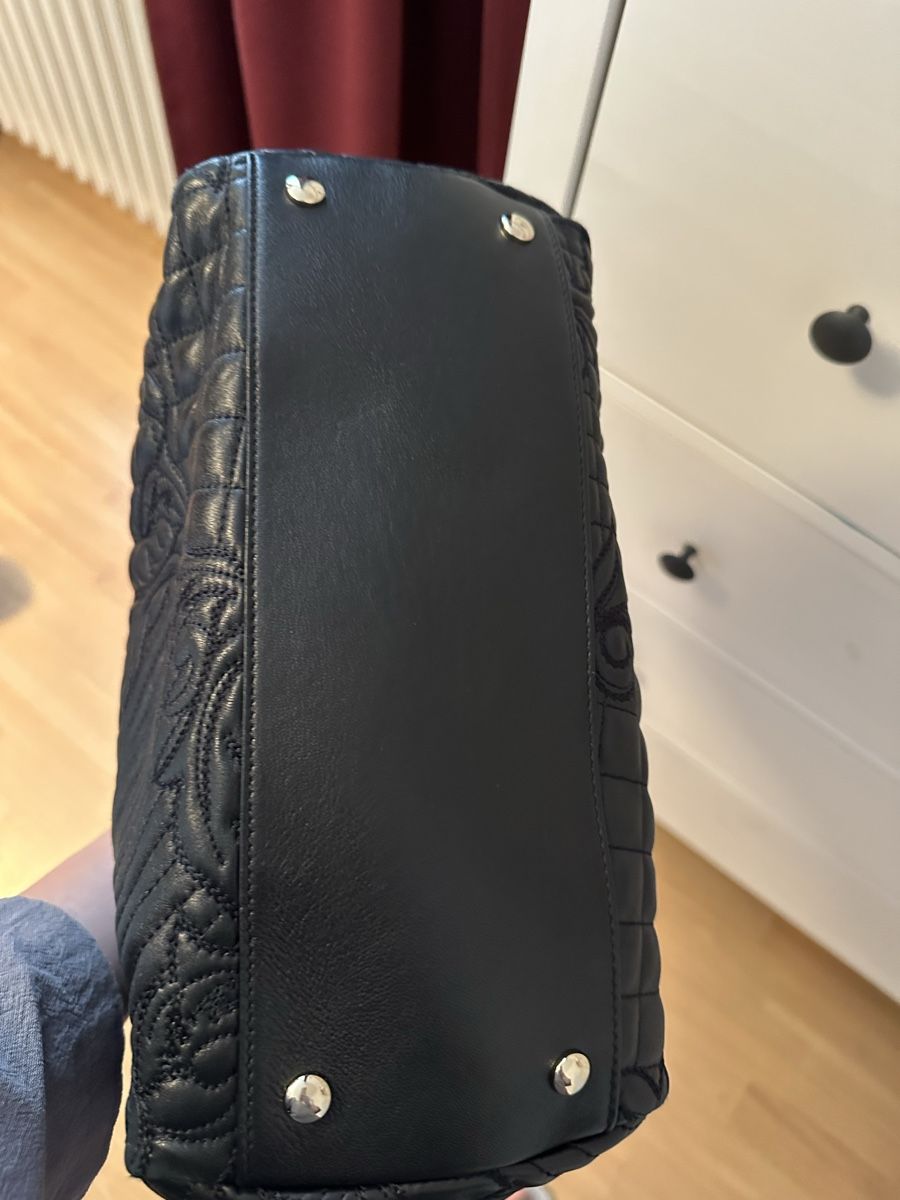 Versace Borse da donna: Versace Black Leather Shoulder Bag - Great Condition – Nuovo (secondo la descrizione) da Langnau am Albis venduto da vitaklimova 3