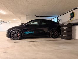 TESLA Model Y Performance 2024 schwarz Top Zustand Enhance