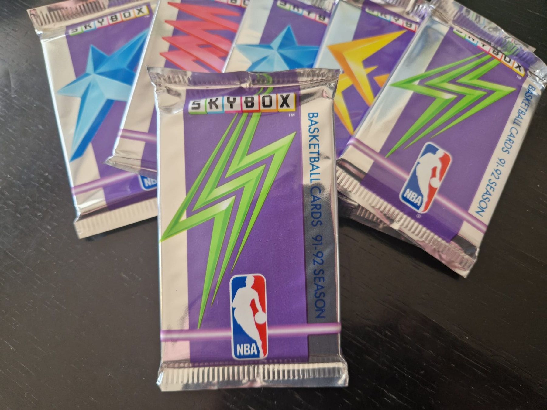 Nba Carte collezionabili: Pack de carte NBA Skybox de la saison 1991-92 – Nuovo e nell'imballaggio originale da Lutry venduto da SwissBBCards