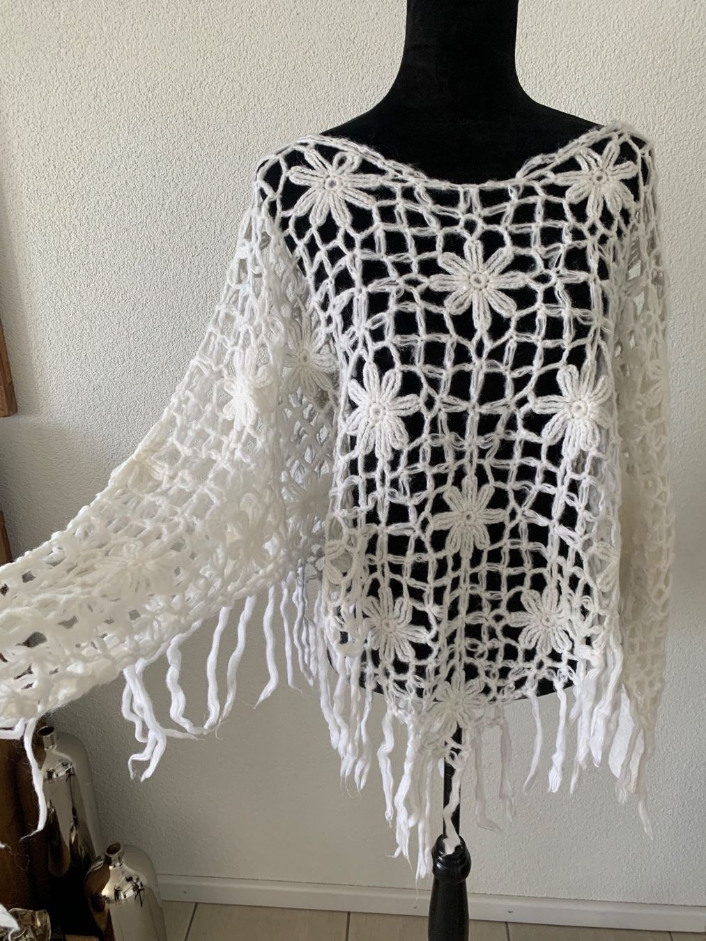 Bolero: Weisses Häkel-Poncho, Fransen, Blumenmuster, Boho-Style – Usato da Neuendorf venduto da LadystreetL 1