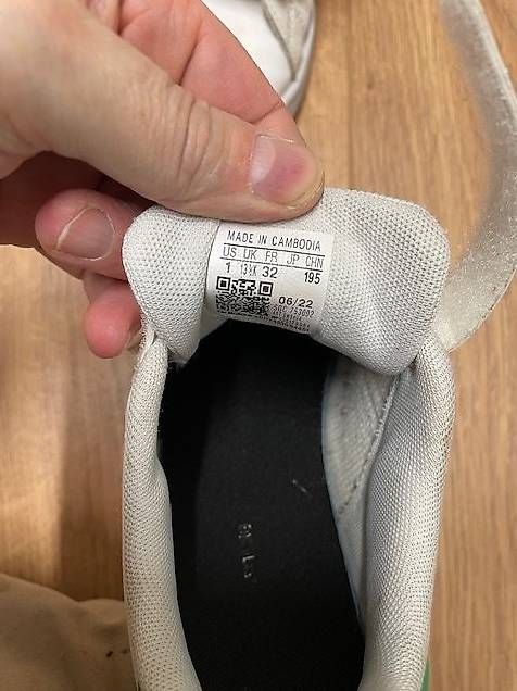 Chaussures garçon: Turnschuh von Adidas Gr. 32 – D'occasion à Pfäffikon Sz par alar 3
