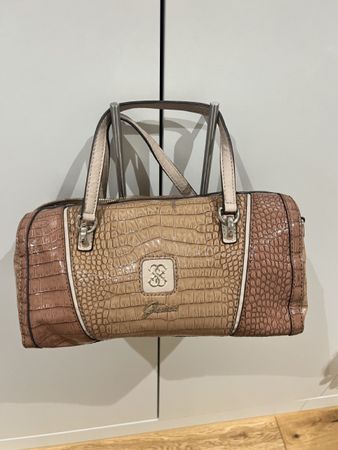 Elegante Handtasche von Guess im Kroko-Look zu verkaufen!