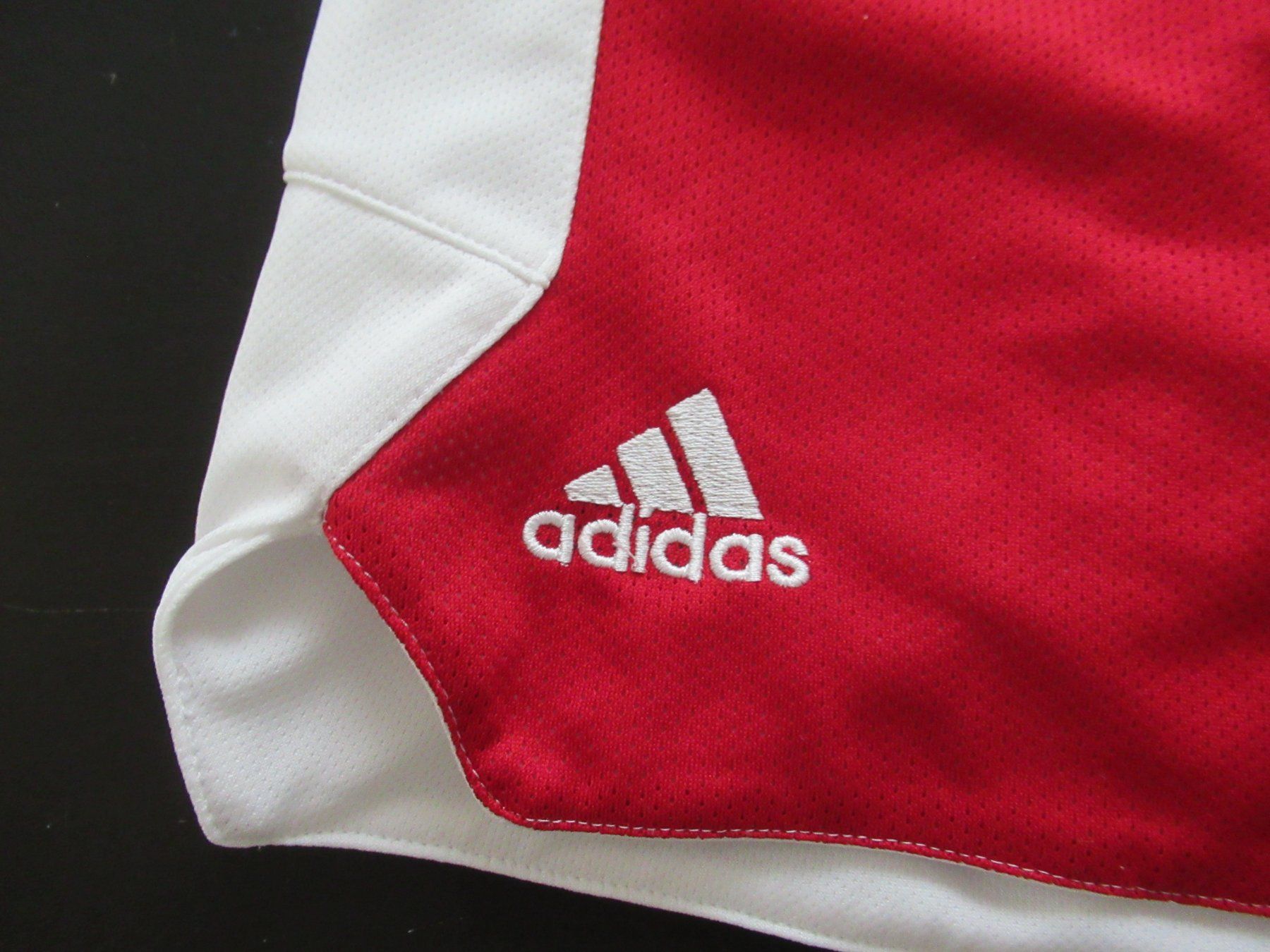 Adidas Pantaloni: Adidas Shorts rot weiss Grösse S – Usato da Binz venduto da Hailqueen 1
