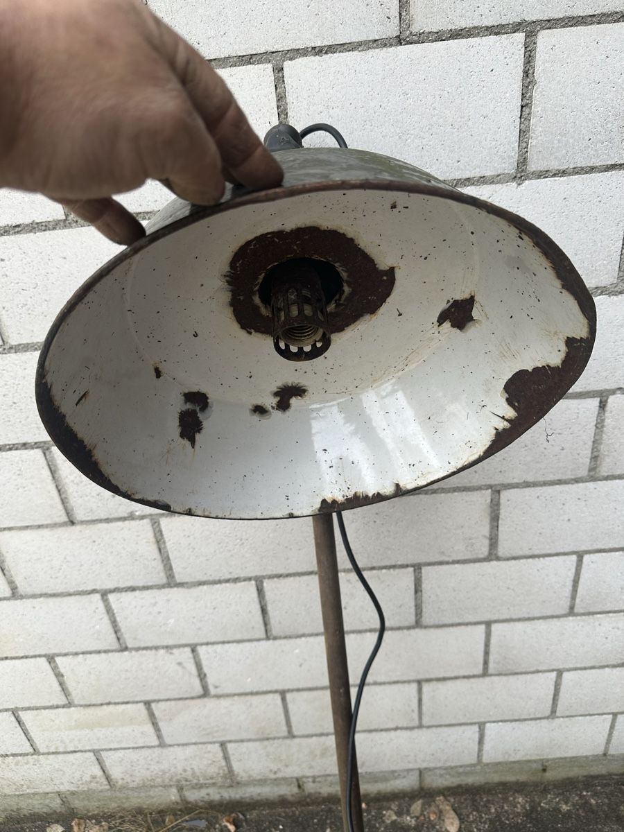 Lampade: Alte Lampe Emaille mit Ständer – Usato da Villmergen venduto da Bezdupe 5