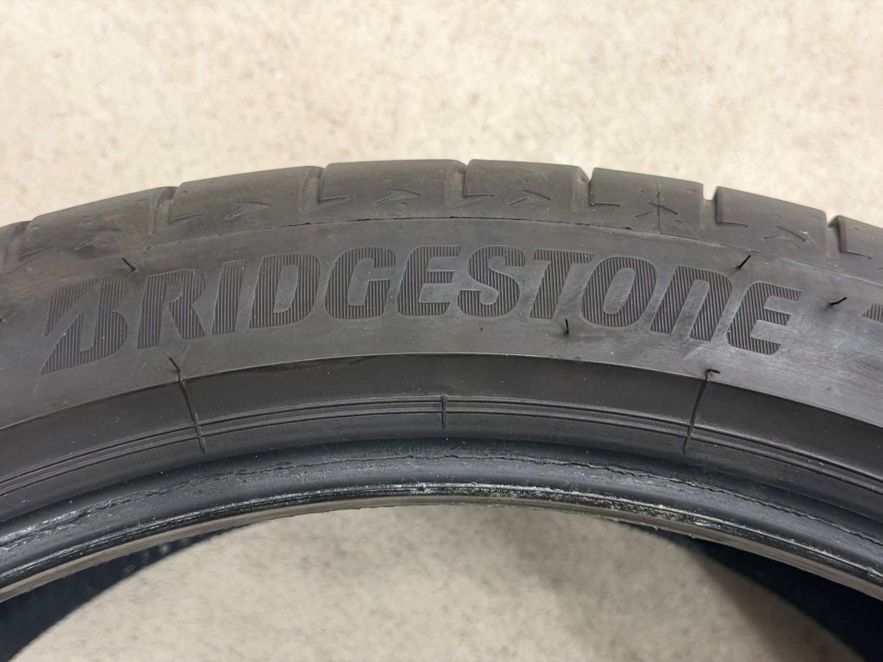 Bridgestone Pneumatici & Ruote complete: Sommerpneus 22" / Bridgestone – Usato da Schönried venduto da Bahnhofgarage-Haldi 1