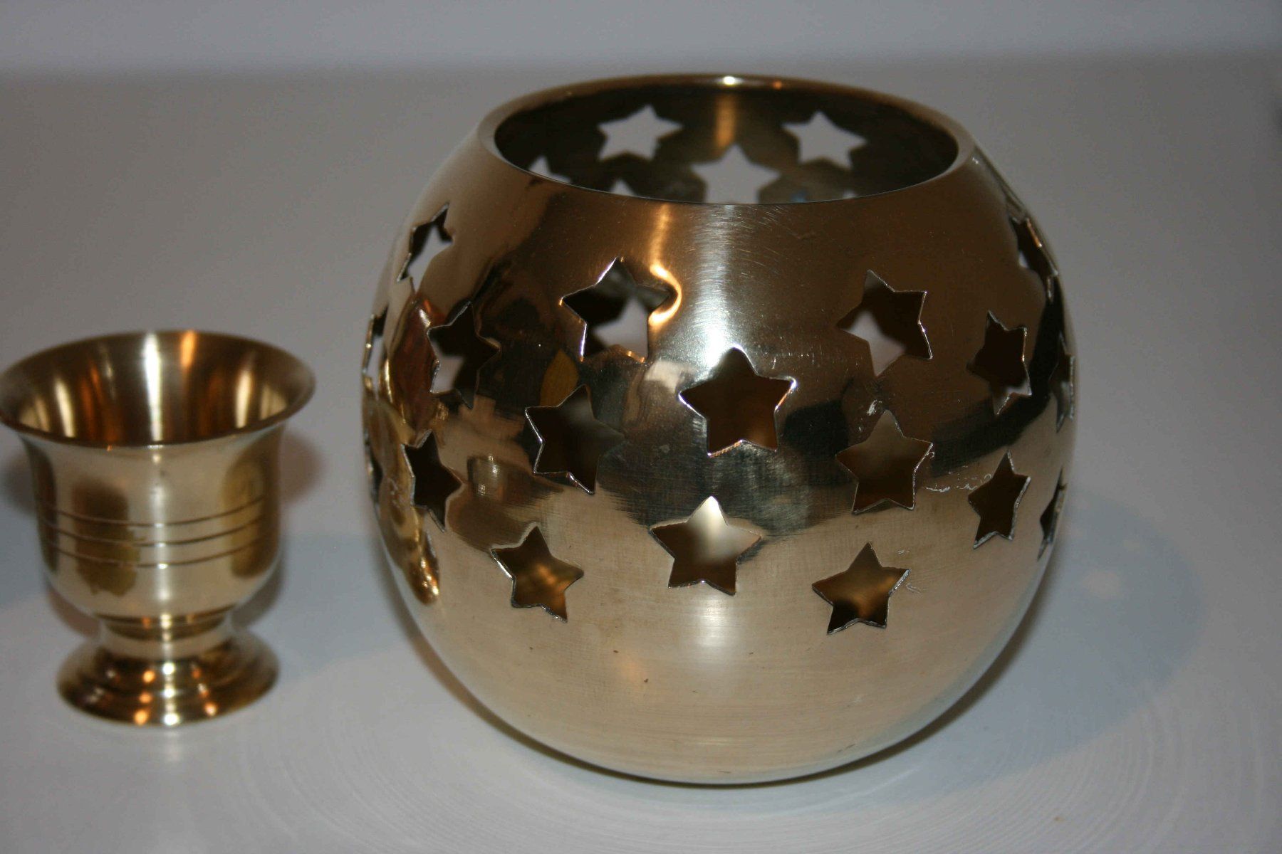 Tutte le decorazioni: 9 teilantike Messing Dinge, Kelch, Kerzenständer usw. – Usato da Cadenazzo venduto da Mikeshop 3