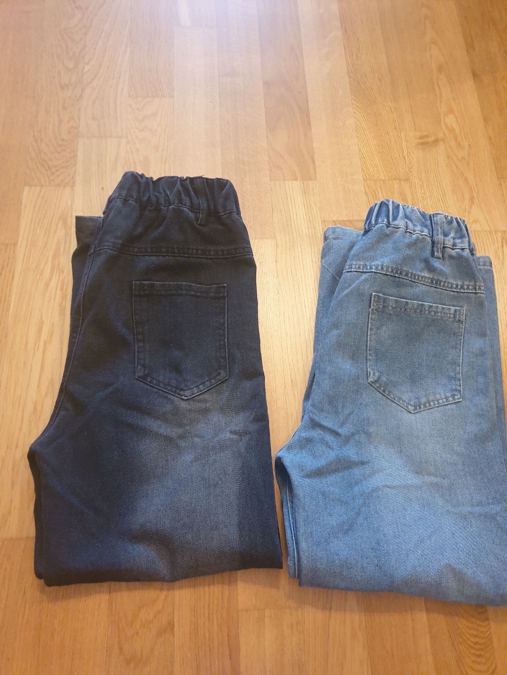 Lotti & Set di vestiti: Deux paires de jeans – Usato da Fribourg venduto da mal_8zjh 2